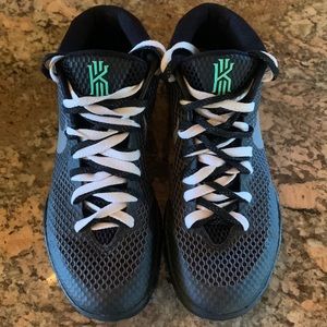 Kyrie low top basketball shoes